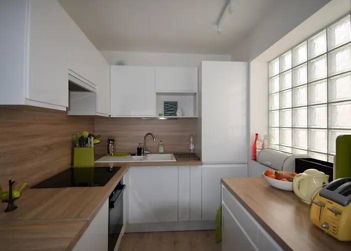 Apartamento : T2 Moderne à 2 Pas De La Avec Balcon, Wifi, Parking Et Tv Cinéma - Fr-1-420-71 *